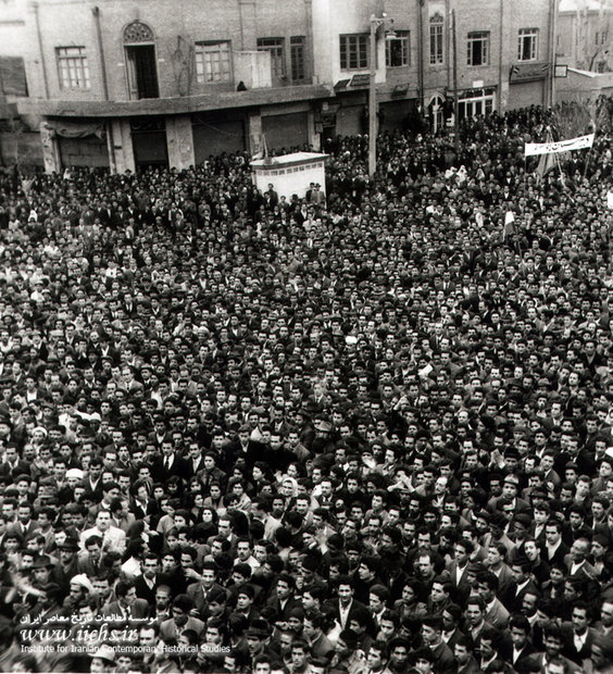 نمایی از اجتماع باشکوه میدان بهارستان در اولین سالگرد قیام ۳۰ تیر ۱۳۳۱  