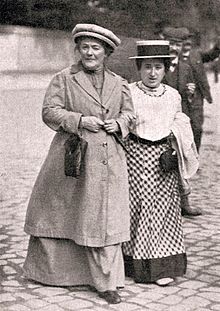 رزا لوکزامبورگ (سمت راست) و کلارا زتکین در سال ۱۹۱۰