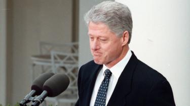 محبوبیت بیل کلینتون در نظرسنجی‌ها هم‌زمان با طرح استیضاح او بیش از هفتاد درصد بود