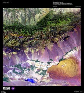 کوهستانBogda ، ترکیبی از دریاچه و تپه‌های نمک در کنار فرورفتگی تورپان چین