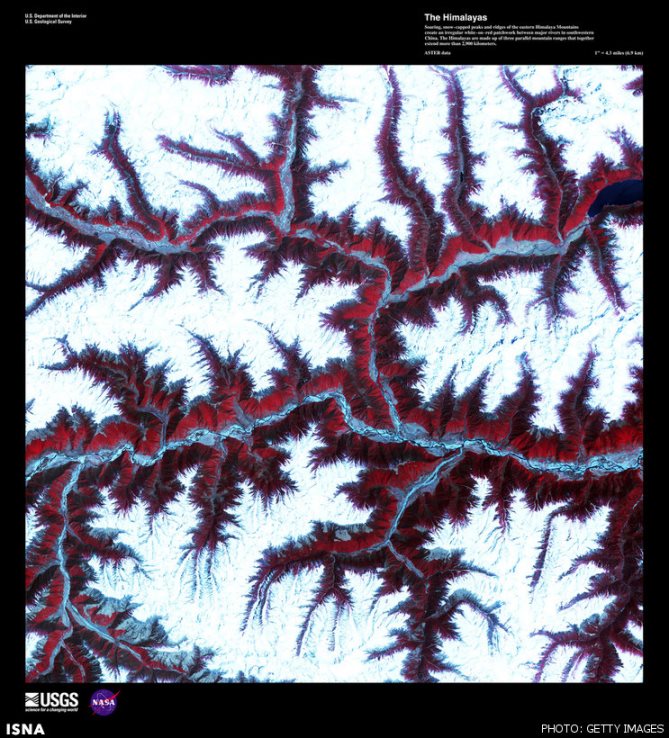 همیالیا، ژاویه 1999. رنگ قرمز تصویر نمایشگر رودهای میان کوهستان برفی است