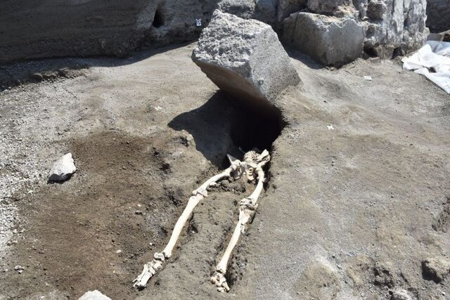 کشف بقایای انسانی که در حال فرار از آتش‌فشان وزوو در شهر پمپئی بوده است اما به وسیله سنگی بزرگ که روی سرش افتاده جان باخته است.