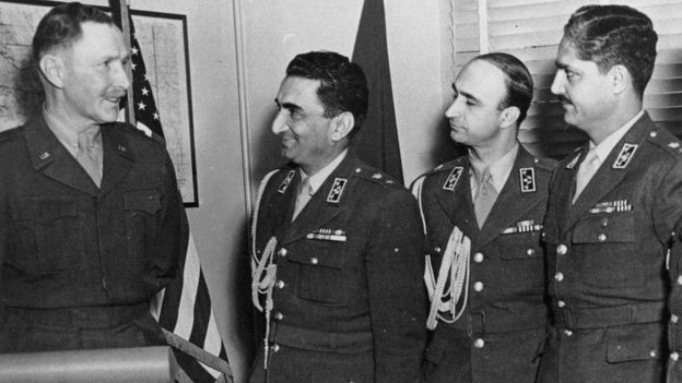 سرتیپ ریاحی (نفر اول از راست) در گفتگوهای محرمانه‌ای با مقامات نظامی آمریکا القا کرد که بطور مشروط آمادگی آن را دارد که در سرنگون کردن شاه شرکت کند