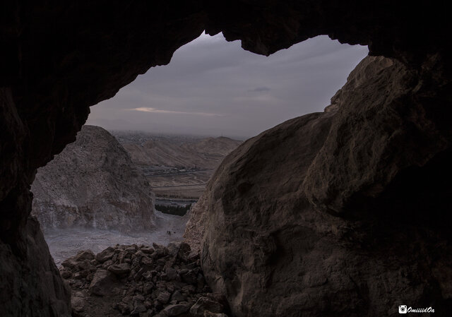 منظر غارهای باقی مانده و تخریب شده در محوطه باستانی شیوشگان