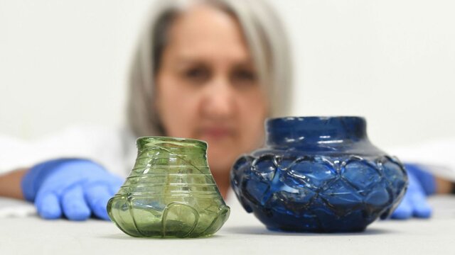 تصویر جام‌های شیشه‌ای کسف شده در مقبره