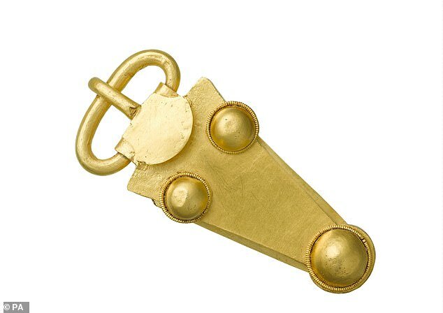 تصویر سگک طلایی کشف شده در گور آنگلو ساکسون