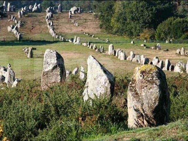 این عکس متعلق به سنگ های روستای کارناک در فرانسه است