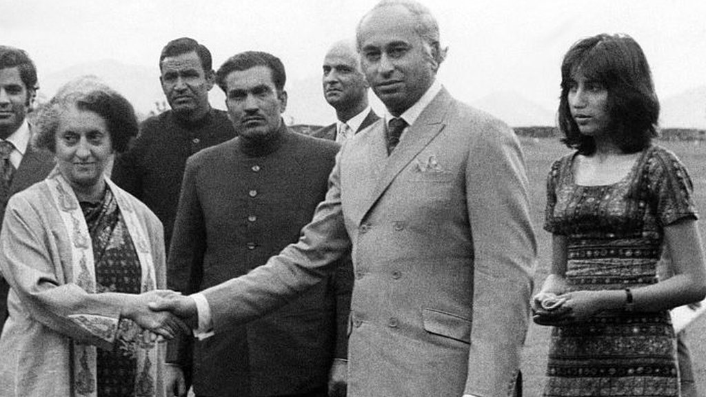 ذولفقار علی بوتو نخست وزیر پاکستان به همراه دخترش بی نظیر بوتو در ملاقات با ایندیرا گاندی نخست وزیر هند که هر سه در سالهای مختلف قربانی ترور شدند.