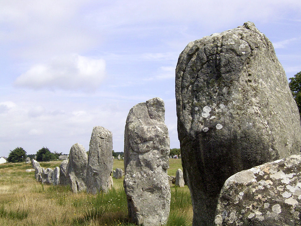 شکل 2- سنگهای کارناک در فرانسه ( ۲۰۰۰ ق م) ظاهراً از آنها برای شمردن ماههای قمری استفاده می شد.