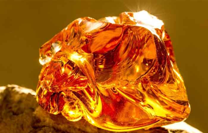 Thales noticed that amber attracts straw and that loadstone attracts metal