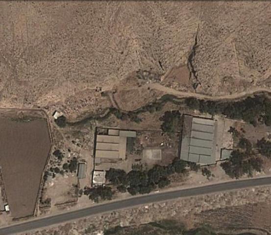 تصویر ماهواره‌ای برم دلک. چشمه خشکیده، تالابی دیده نمی‌شود.