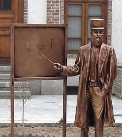 تندیس رشدیه در حیاط مدرسه