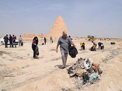 محوطه یخچال خشتی برزن ابرکوه پاک‌سازی شد