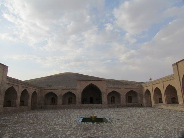 قلعه فرسنج در روستای فرسنج در همدان