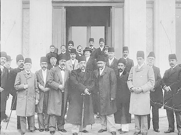 کشاکش مطلقه‌گرایی و مشروطه‌خواهی