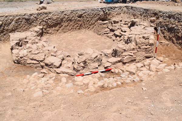 کشف سازه‌ای هشت‌ضلعی از سنگ‌های ورقه‌ای در بجنورد