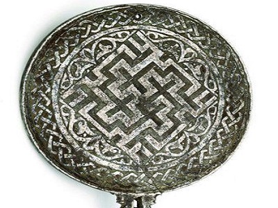 آینه‌ای منقوش به نام حضرت علی (ع) در موزه‌ ملی ایران