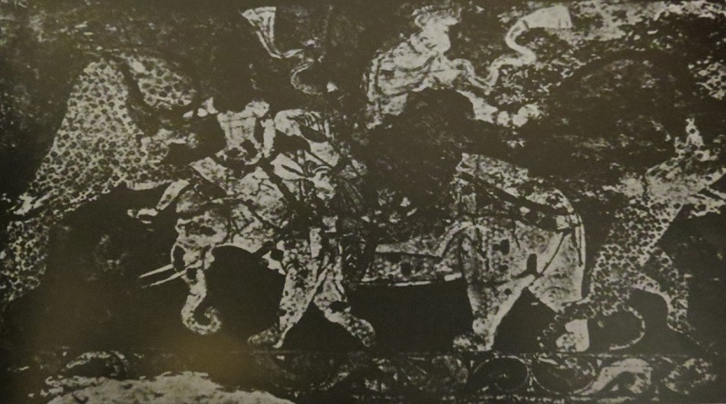 منظرۀ مردی سوار بر فیل و مشغول مبارزه با جانوری تخیلی است.