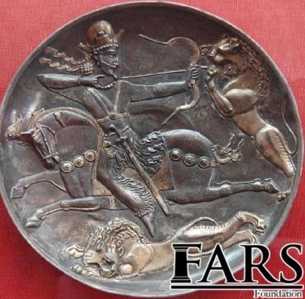 بشقاب نقره ای نیمه مطلا از شاپور دوم در حال شکار شیر