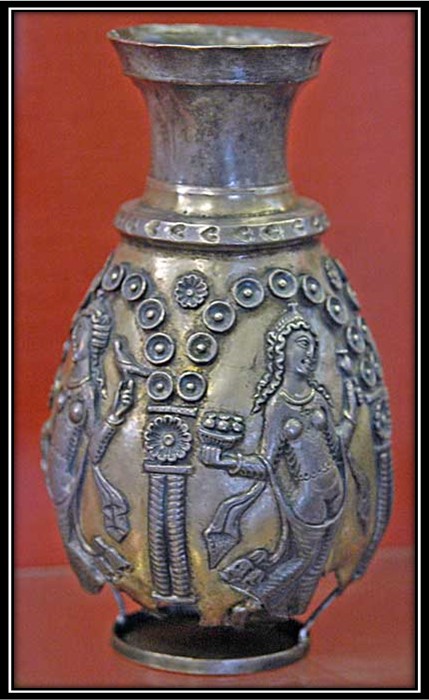 کوزه هایی از این گونه تا همین اواخر به دوره ساسانی نسبت داده می شد. ولی اکنون به نظر می رسد در سغد ساخته شده باشد.