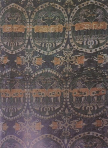 پارچه از سده 8-9 ميلادي با نقش شيران متقابل - محل نگهداري: موزه واتيكان - محل بافت: شرق ايران - رنگ: سبز،زرد،آبي،خاكستري و سفيد