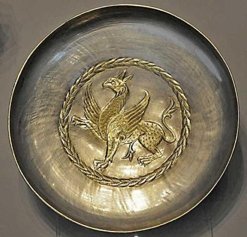 بشقاب نقره ای با نقش سیمرغ، سده ی 5 و 6 میلادی، محل کشف: ارمنستان، مکان نگهداری: موزه ی هنرهای اسلامی برلین