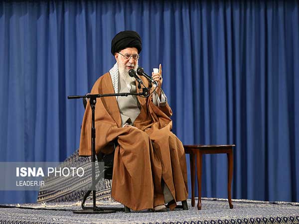 حضرت آیت الله خامنه‌ای: ملت متحد باشد.