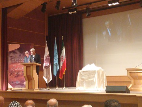 صادق ملک شهمیرزادی باستان‌شناسی که به گردن تاریخ علم حق دارد.