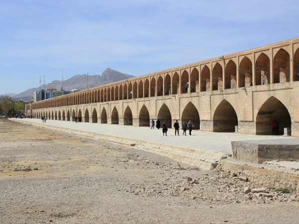 اتراق معتادها در سی و سه پل