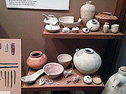 برخی از آثار بدست‌آمده از تپه چغامیش که در مؤسسه خاورشناسی دانشگاه شیکاگو نگهداری می‌شدند.