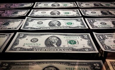 دلار، 200 تومان ارزان شد.