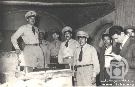 ( حسين آزموده و تيمور بختيار را در حال بازديد از يكي از مخفي‌گاههاي مكشوفه حزب توده نشان می‌دهد.)