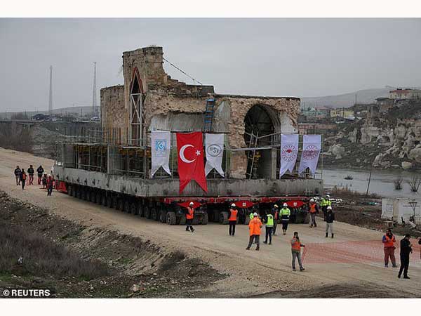 مسجد ۶۰۹ساله جابه‌جا شد