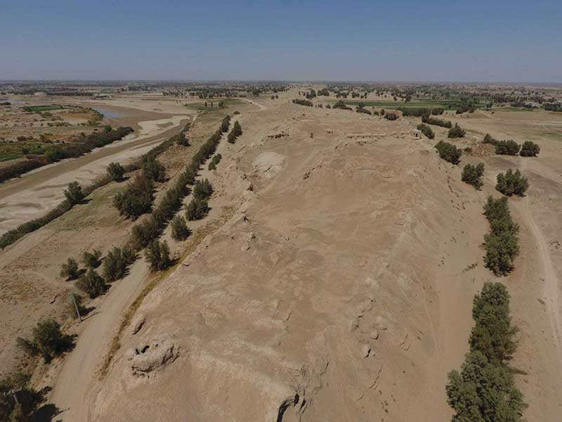 تبدیل شدن بخشی از یک تپه تاریخی به گورستان