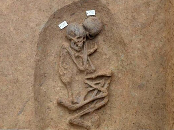 کشف گورهای باستانی عجیب در مصر