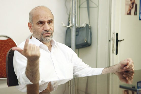 فرشاد مومنی: ادامه سیاست مخرب دولت قبلی