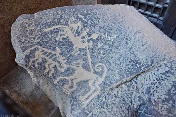 توضیح درباره وضعیت کتیبه سنگ‌نگاره کوه ارنان مهریز