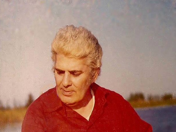 شعر در تو نظر می‌کند بامداد