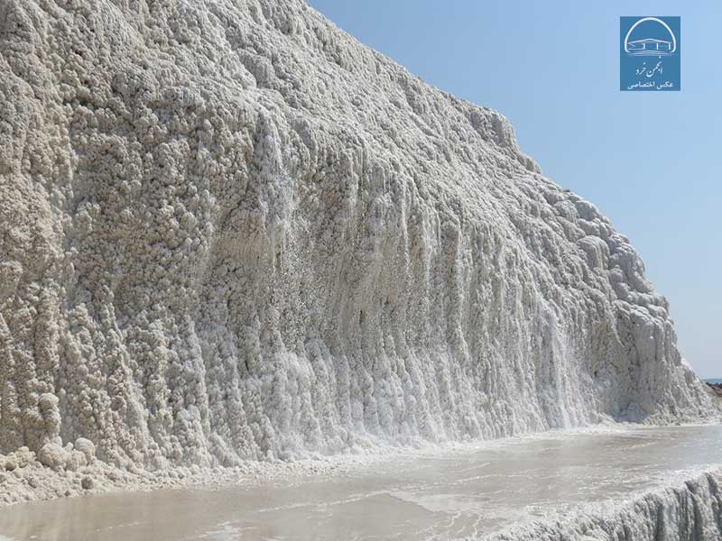 آبشار و دهکده نمکی