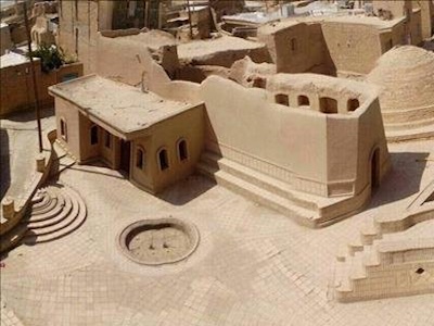 پاک‌سازی بافت تاریخی روستای بیابانک سرخه